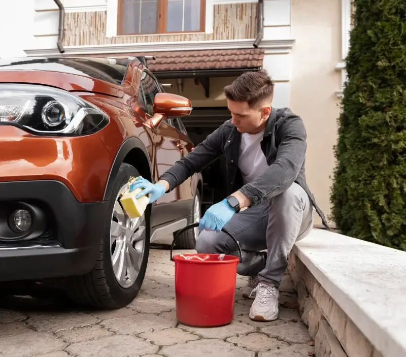 Lavage auto à domicile Quiers-sur-Bezonde : professionnel intervenant sur un véhicule